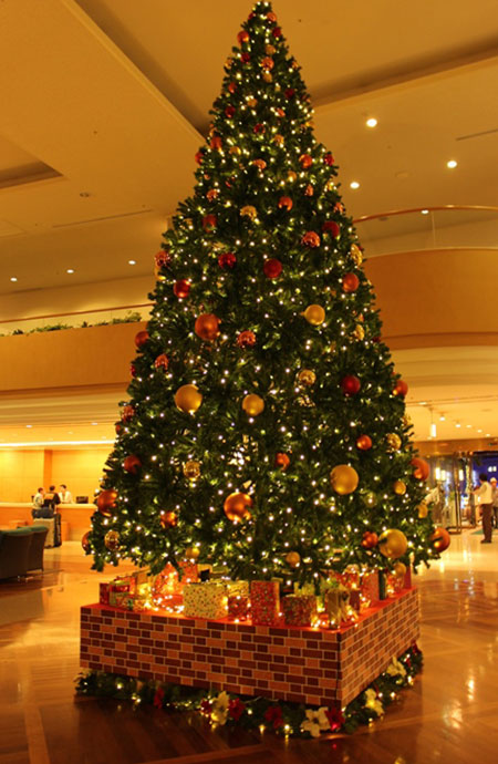 ロワジールホテル那覇で美しい歌声と幻想的な映像でクリスマスを祝う