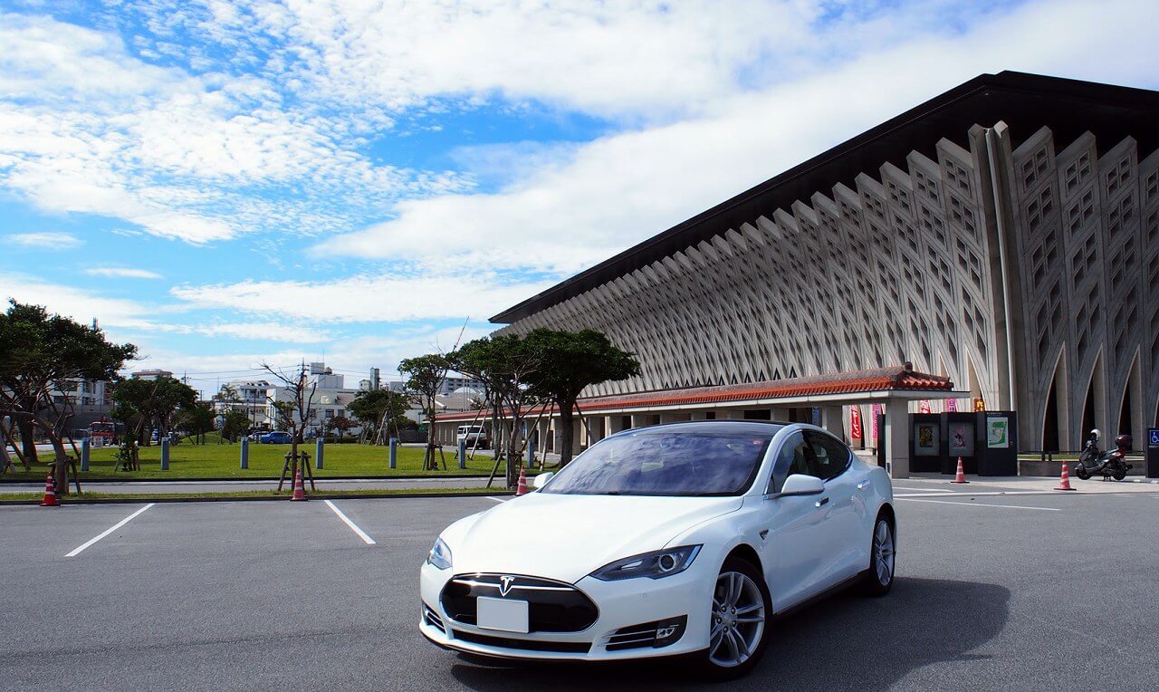今話題の電気自動車、テスラのモデルSを沖縄で試乗！評判通りの革新的なクルマ！
