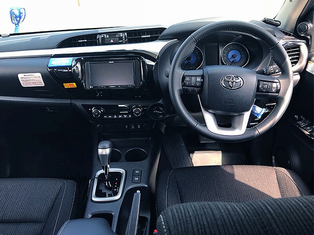 TOYOTA HILUX 車内画像１