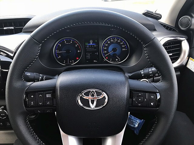 TOYOTA HILUX 車内画像５