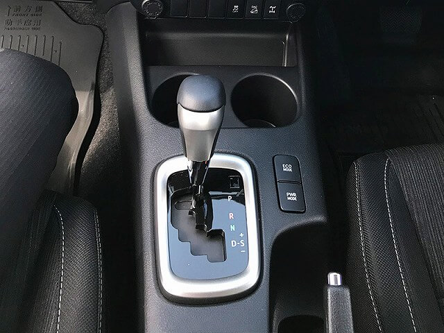 TOYOTA HILUX 車内画像４