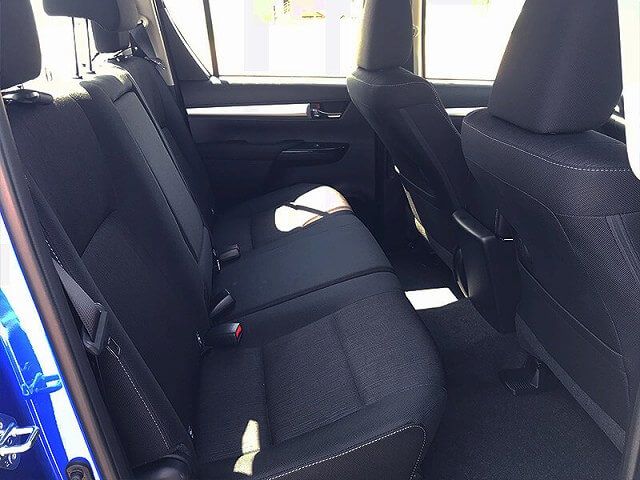 TOYOTA HILUX 車内画像２