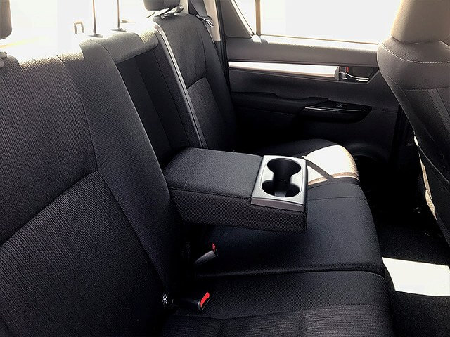 TOYOTA HILUX 車内画像６