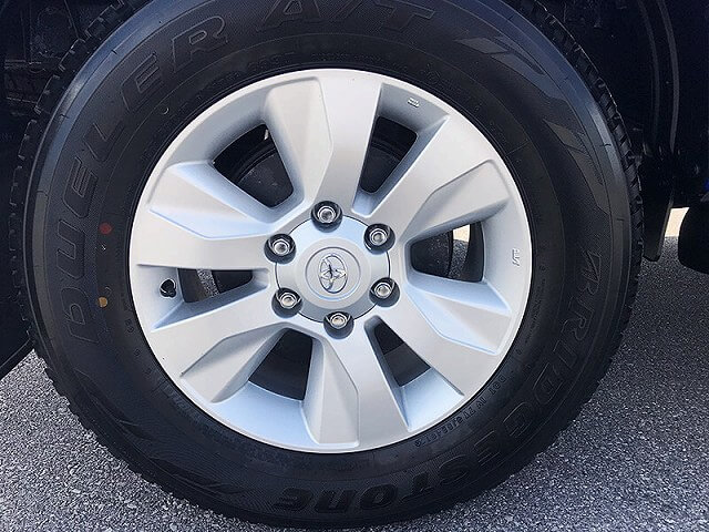 TOYOTA HILUX 車内画像２
