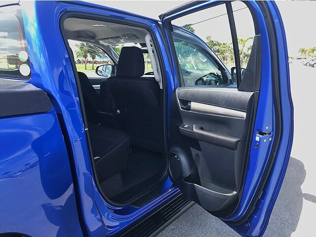 TOYOTA HILUX 車内画像６